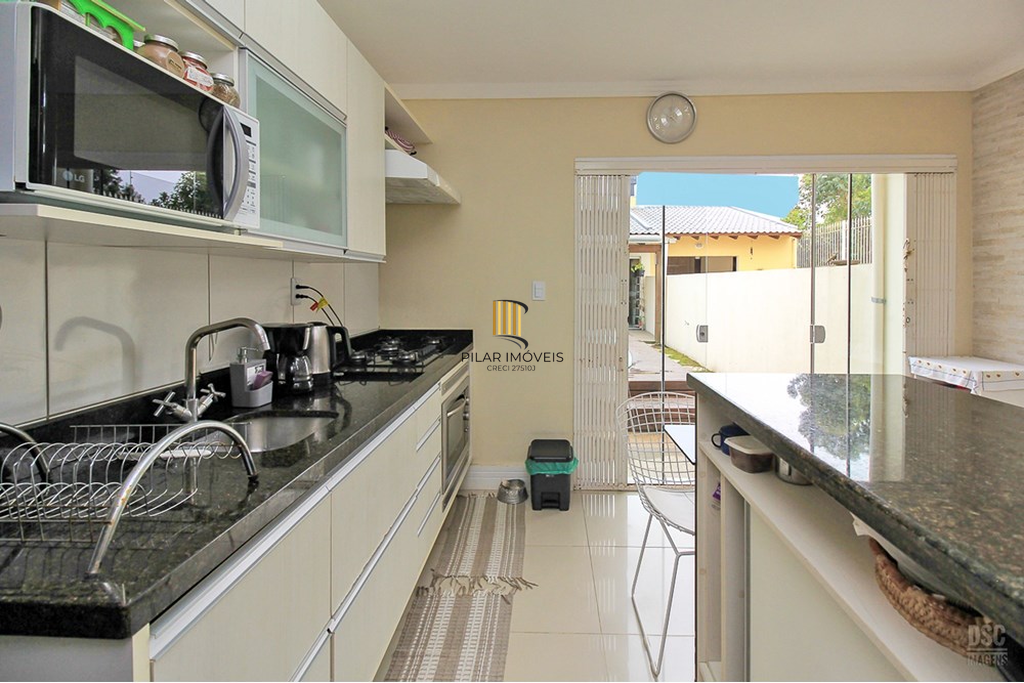 Casa 3 dormitórios no bairro Guarujá