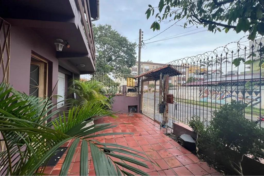 Casa 5 dormitórios no bairro Partenon