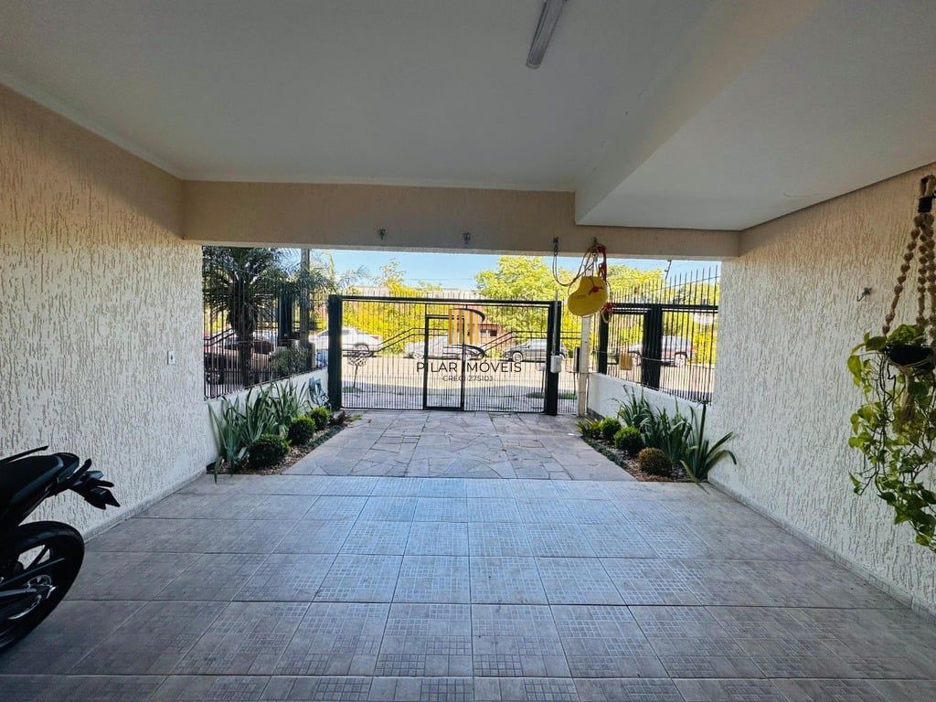 Casa 3 dormitórios no bairro Hípica