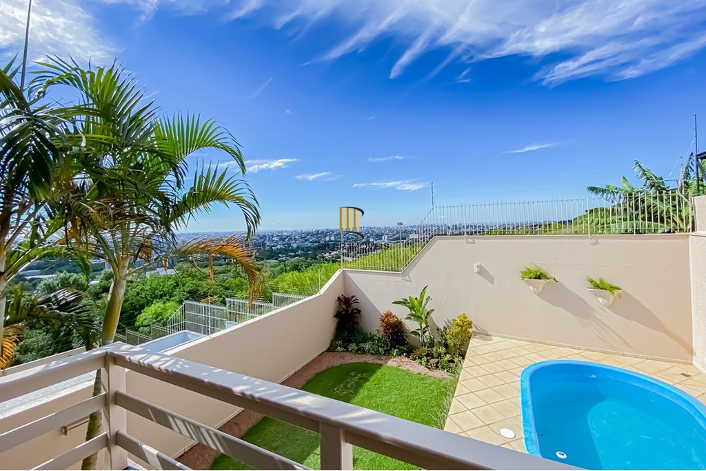 Casa 4 dormitórios no bairro Teresópolis