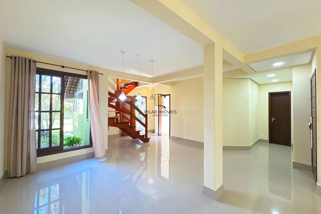 Casa 4 dormitórios no bairro Guarujá