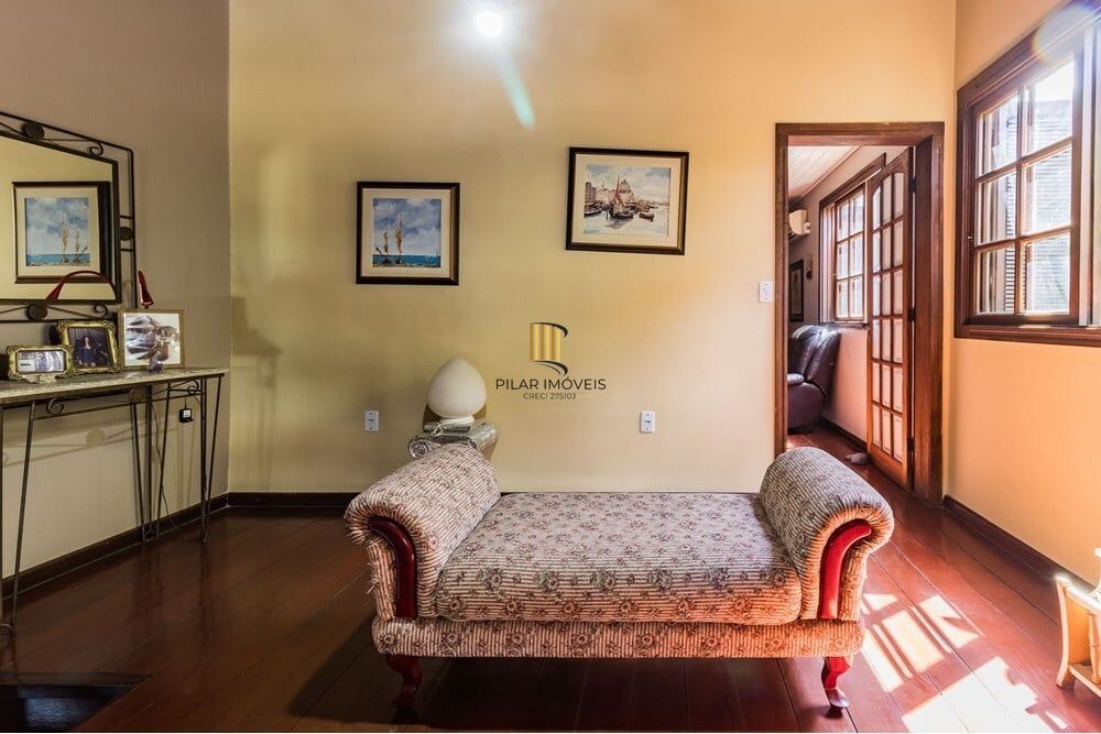 Casa 4 dormitórios no bairro Partenon