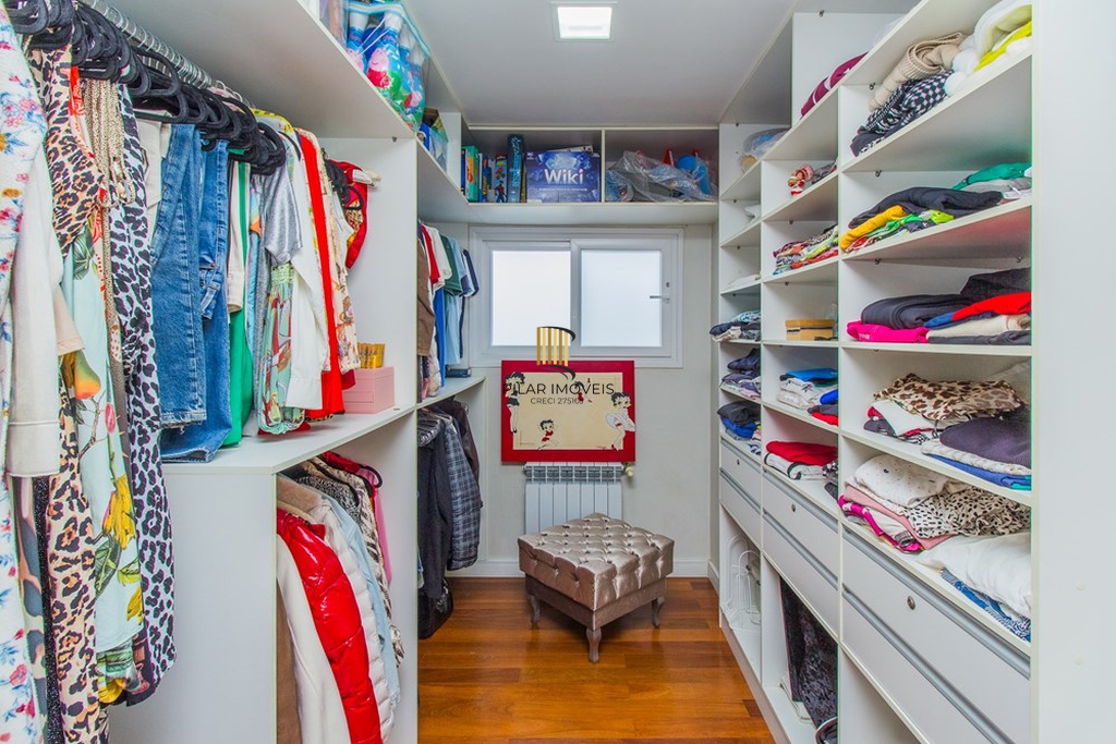 Casa 4 dormitórios no bairro Igara