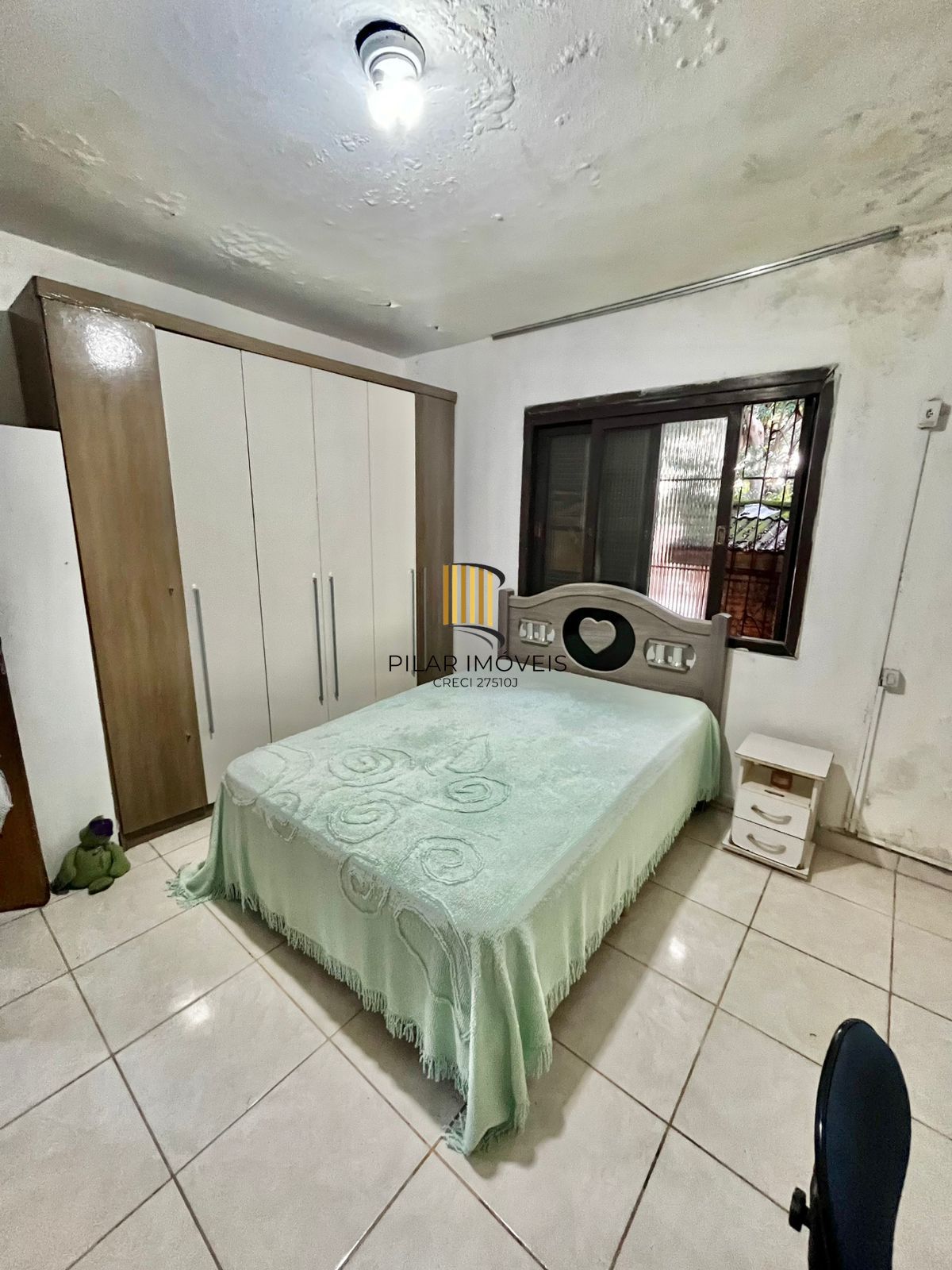 Casa na Rua Marista, Partenon, com 11,00 de frente por 23,00 de frente a fundos