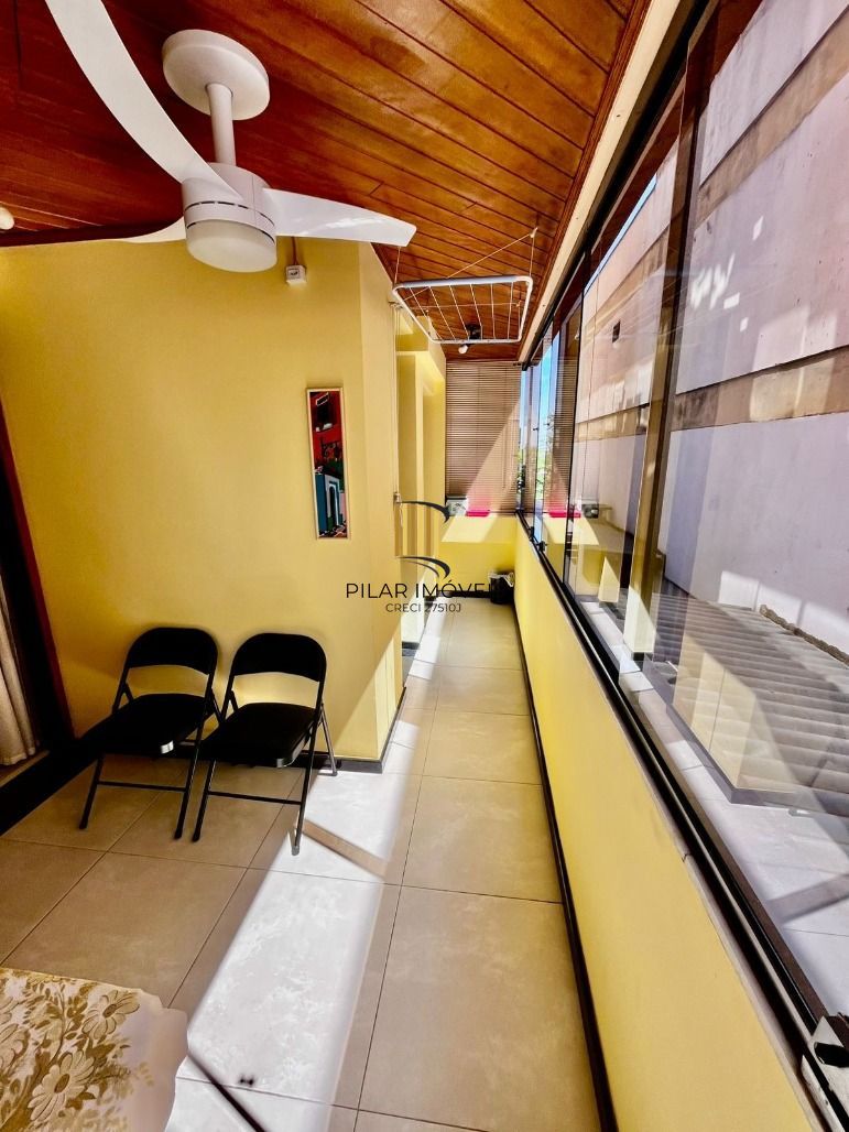 Apto no Passo da Areia de 03 dorm com suíte, sala com 02 ambientes e 01 vaga