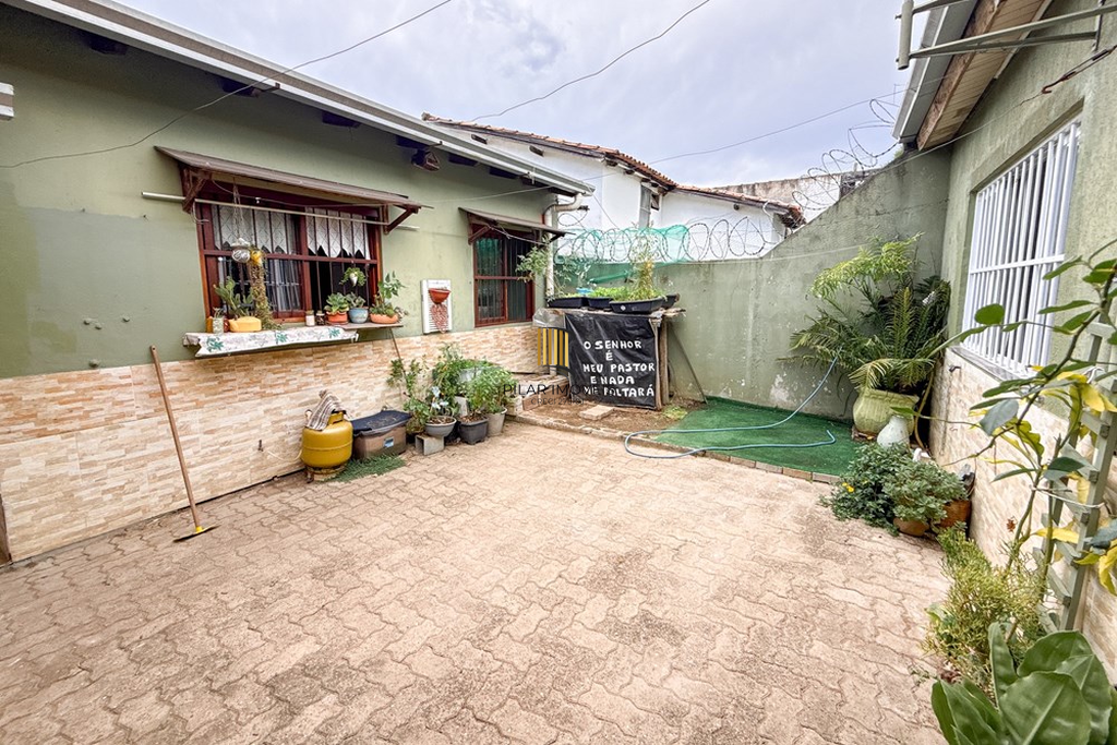 Casa 3 dormitórios no bairro Igara