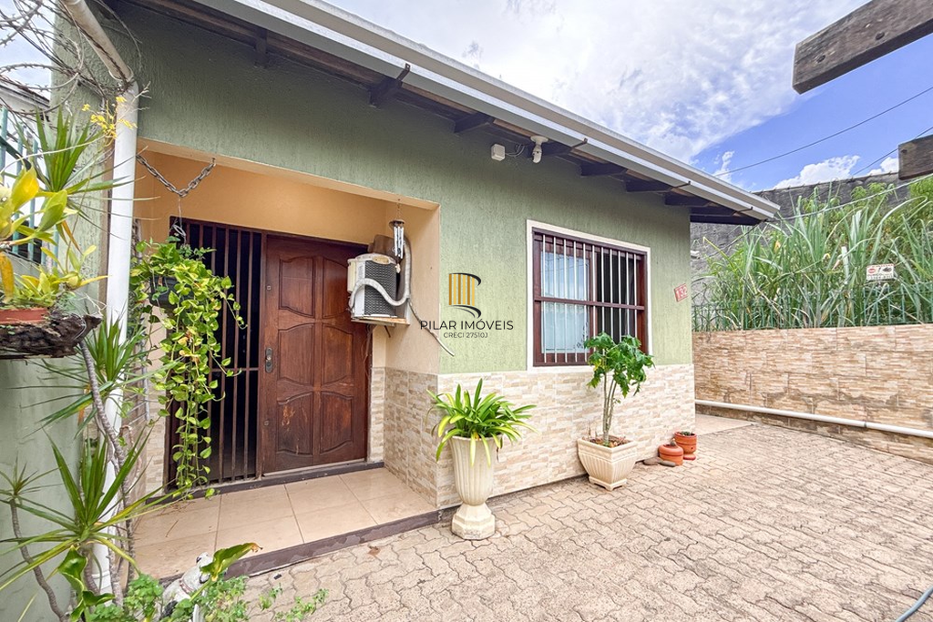 Casa 3 dormitórios no bairro Igara