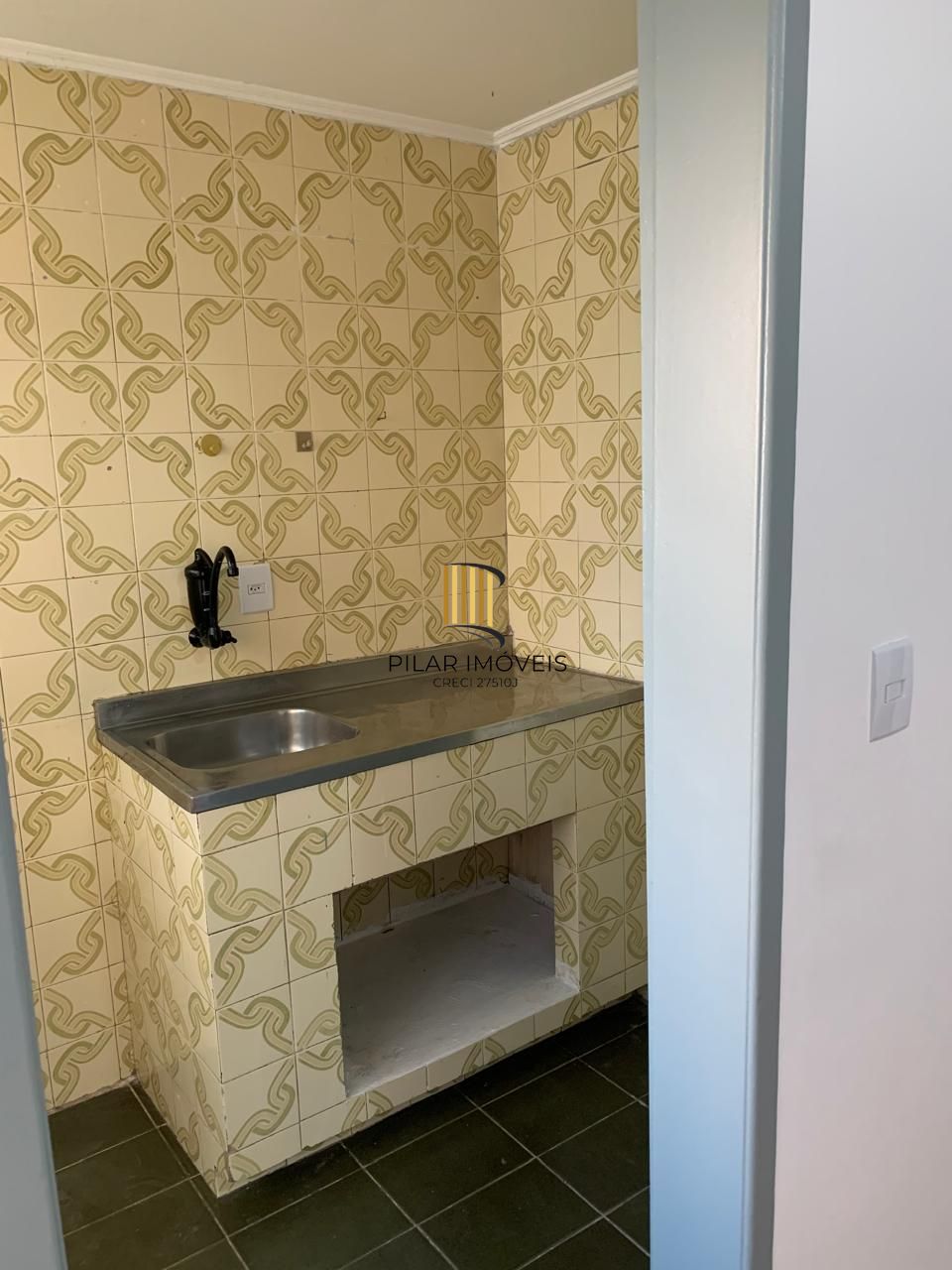 01 dormitório, na João Alfredo, Cidade Baixa, com 36 m2, 01 lance de escada