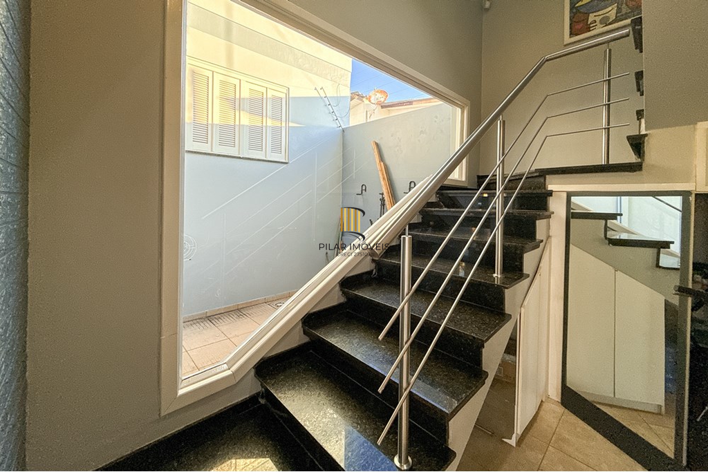Casa 5 dormitórios no bairro Dihel