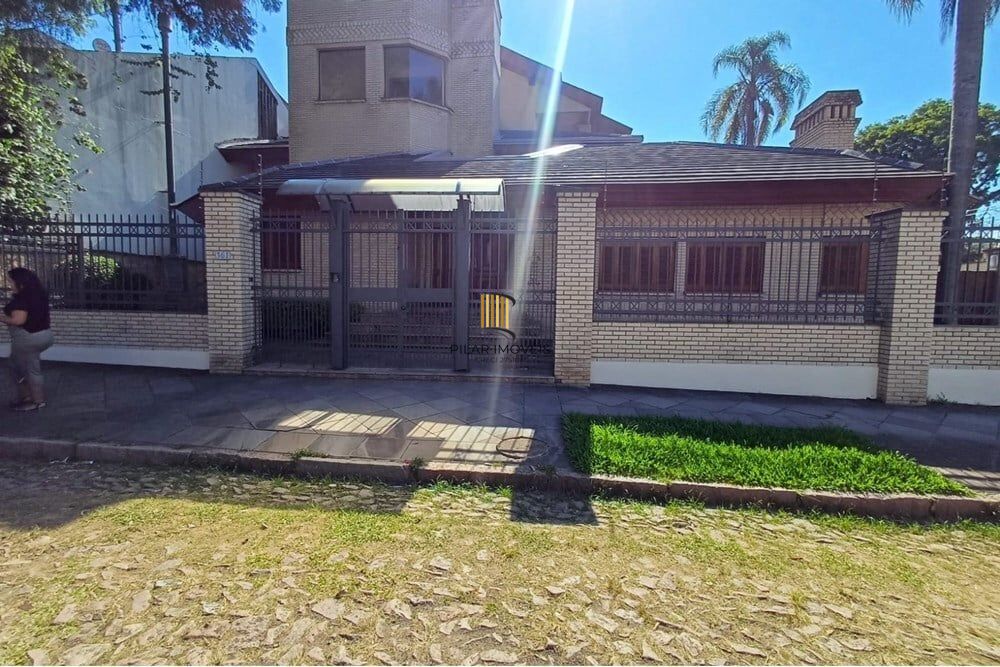 Casa 4 dormitórios no bairro Partenon