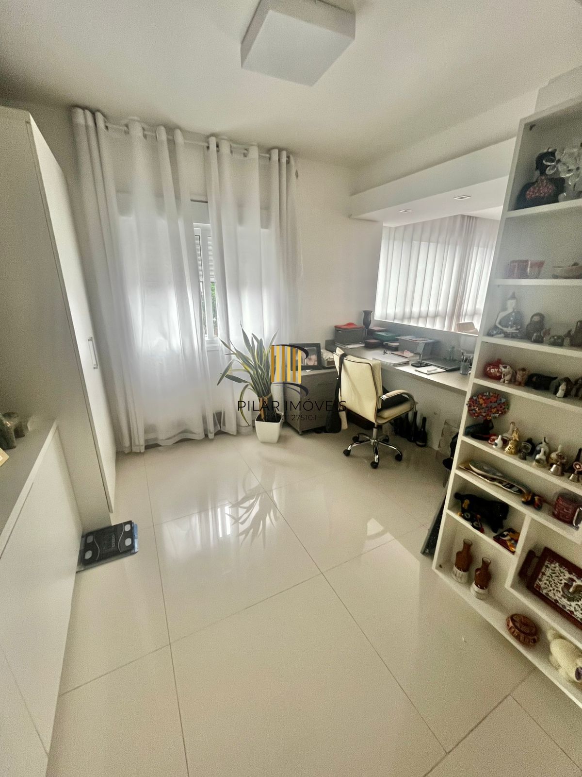 Apto de 03 dorm, sendo 01 suíte, 02 vagas, 103 m2, na João Obino, semi mobiliado