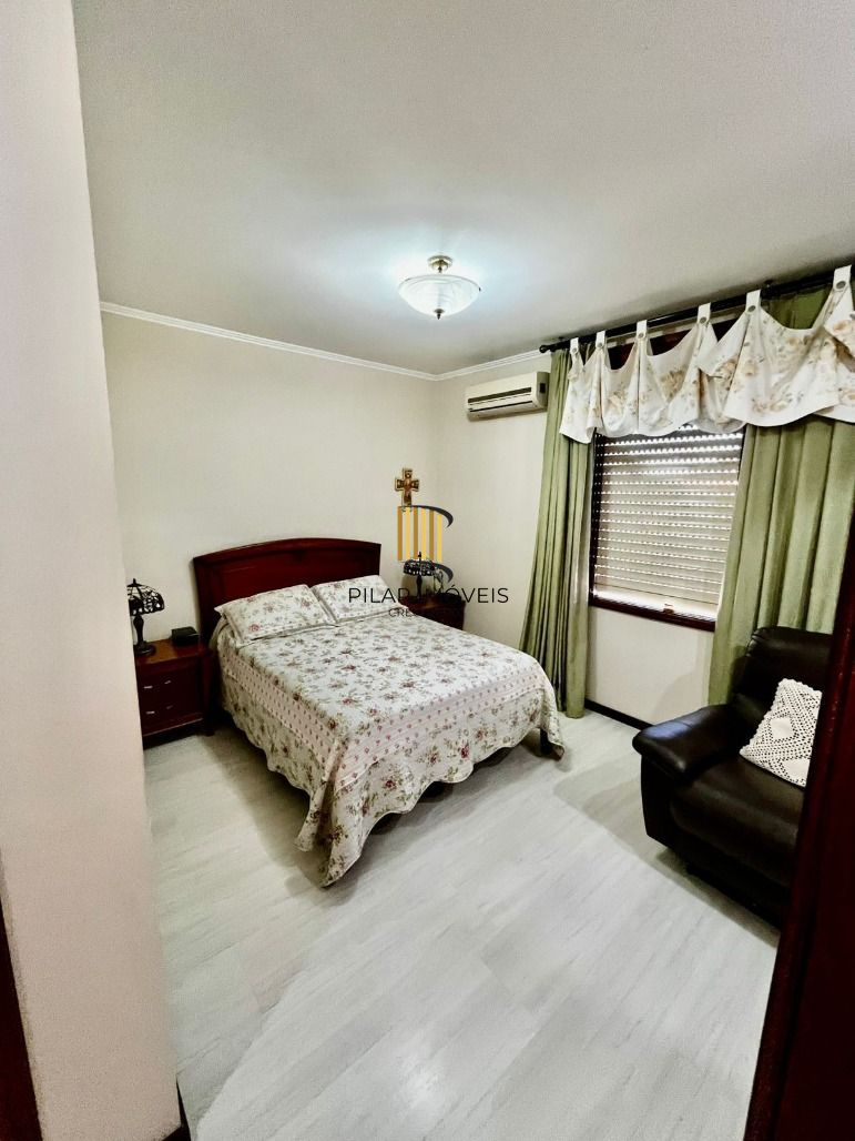 Apto no Passo da Areia de 03 dorm com suíte, sala com 02 ambientes e 01 vaga