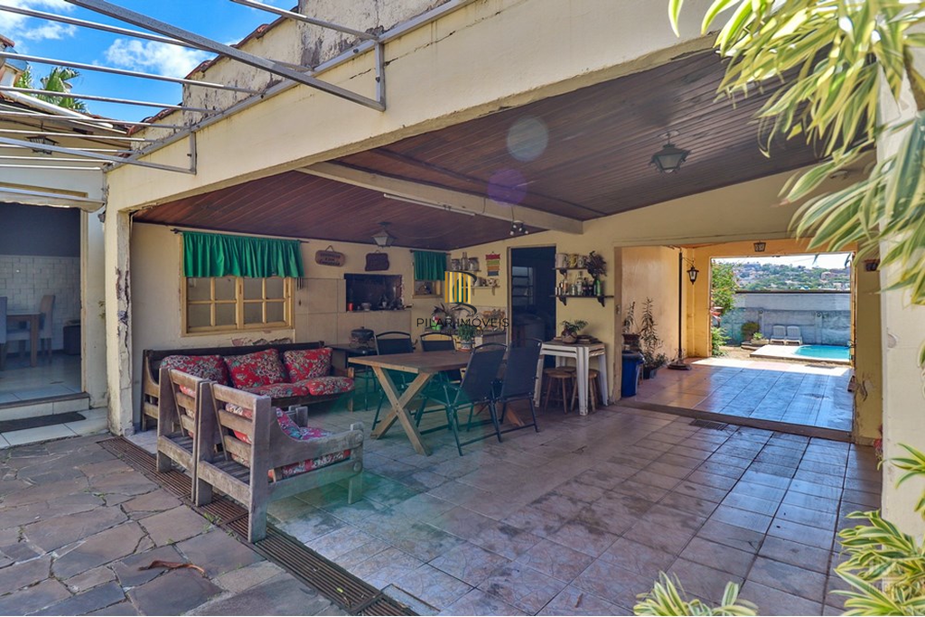 Casa 6 dormitórios no bairro Teresópolis