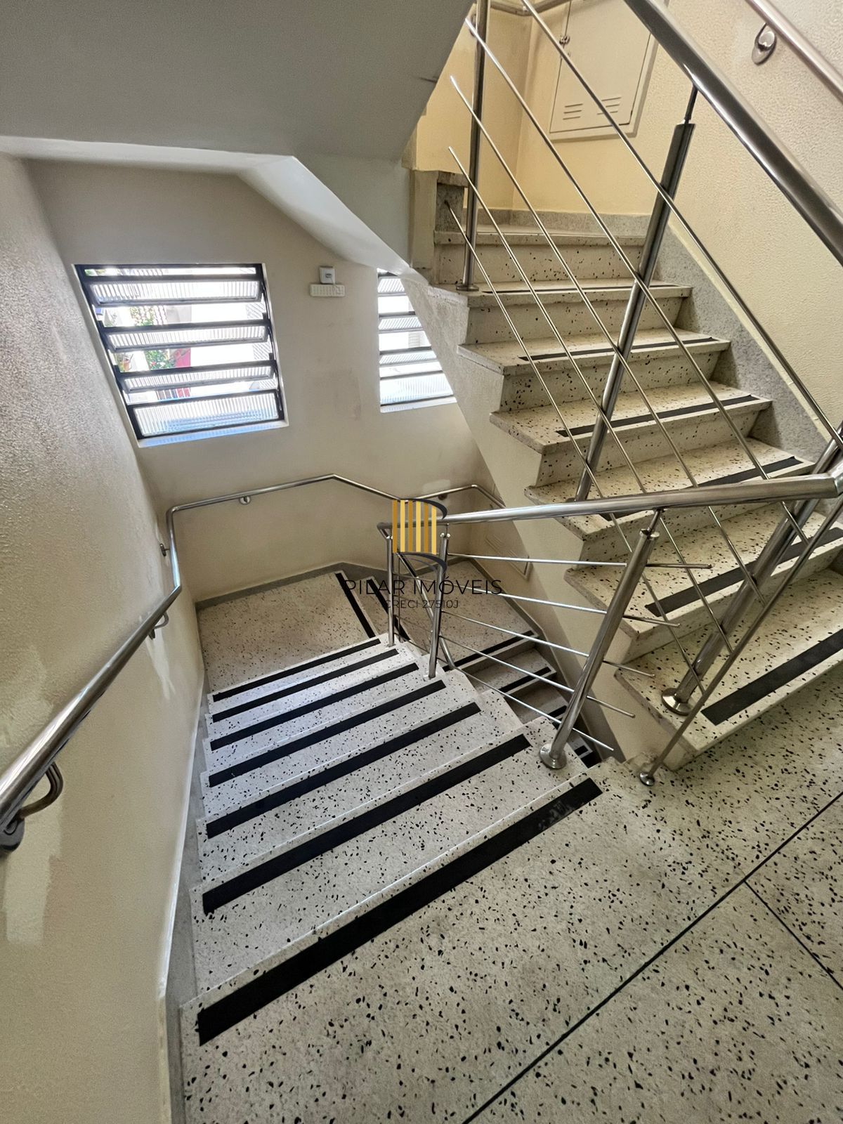 02 dorm, 73 m², sol da tarde, com vaga, dep e banho aux, no Passo da Areia