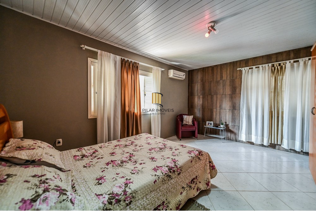 Casa 4 dormitórios no bairro Vila Ipiranga