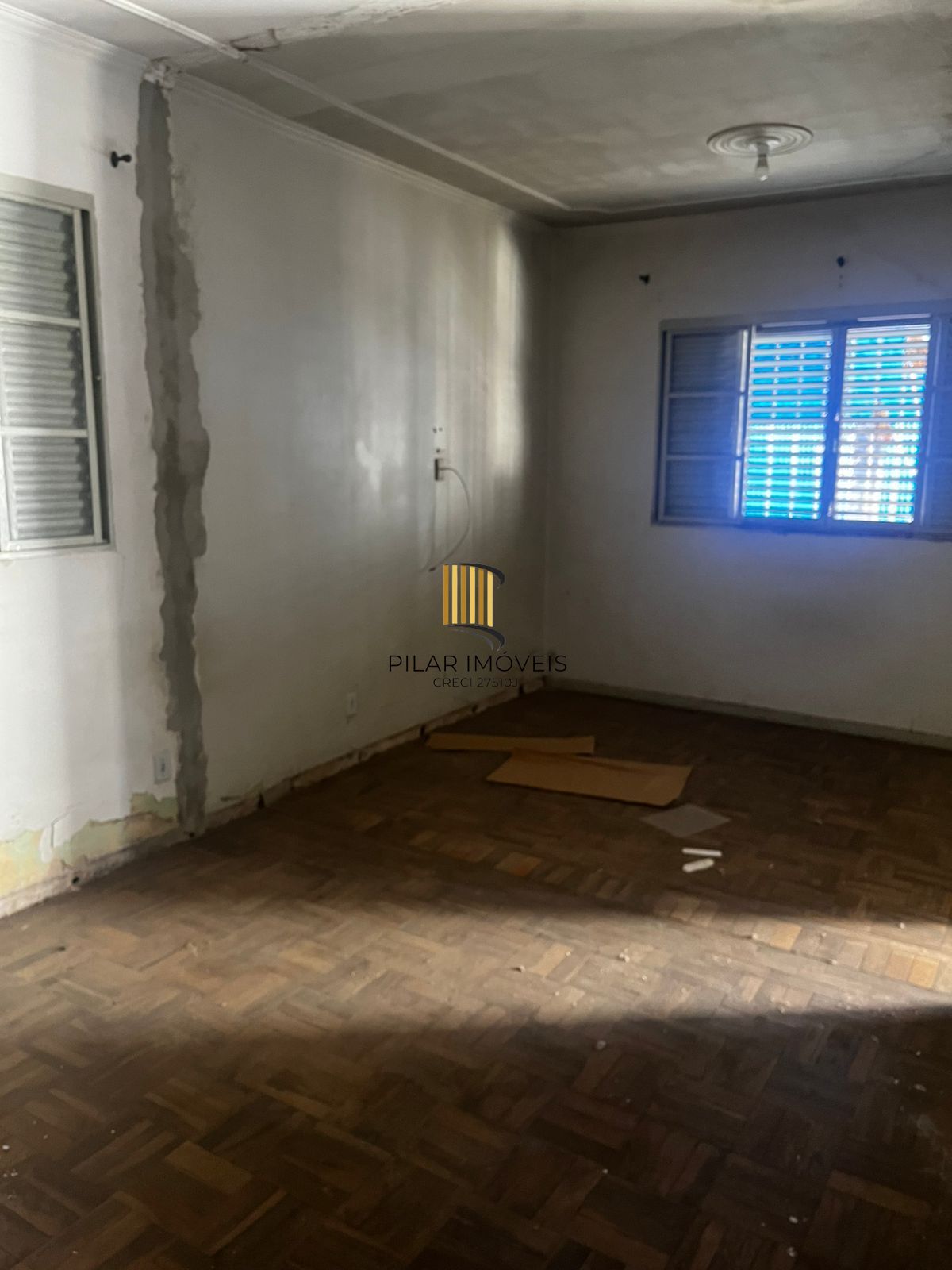 Casa no Passo da Areia, precisa reformas, terreno de 270 m²