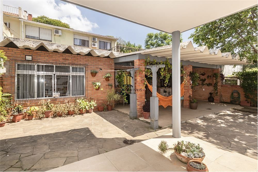 Casa 4 dormitórios no bairro Três Figueiras