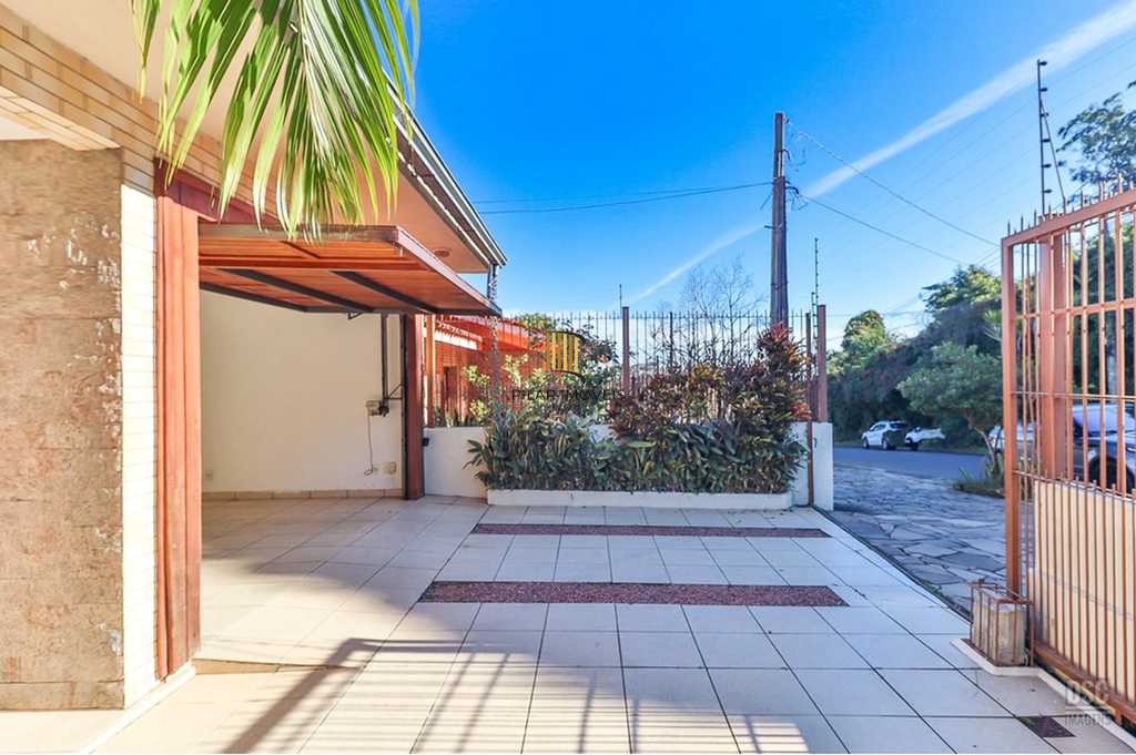 Casa 5 dormitórios no bairro Ipanema
