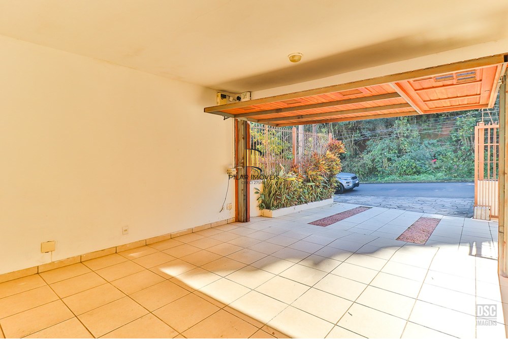 Casa 5 dormitórios no bairro Ipanema