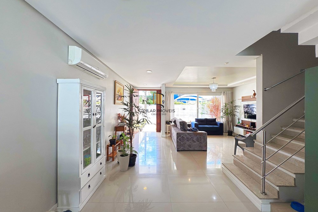 Casa 3 dormitórios no bairro Hípica