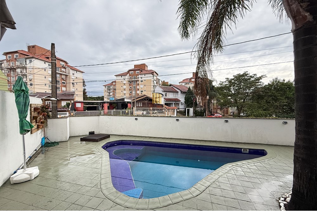 Casa 5 dormitórios no bairro Igara