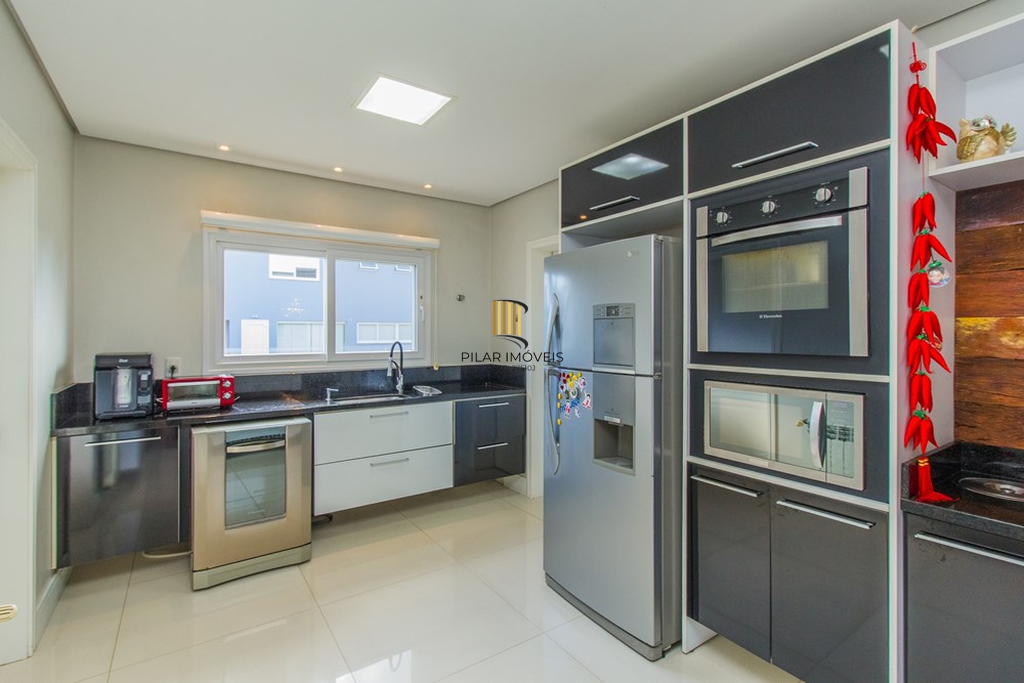 Casa 4 dormitórios no bairro Igara