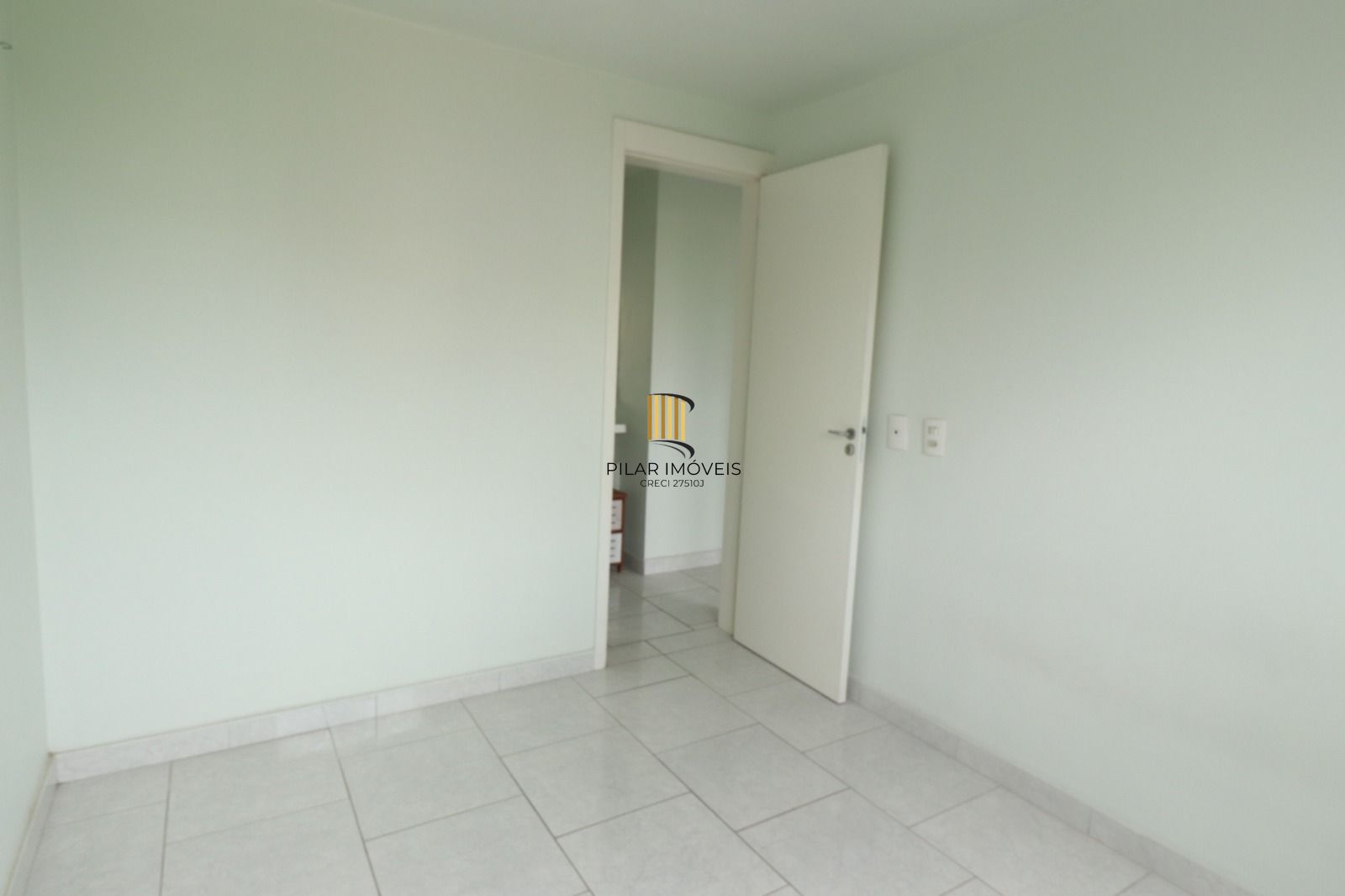 Vende ótimo apto de 02 dormitórios, 01 vaga, sol da manhã, Bairro Sarandi