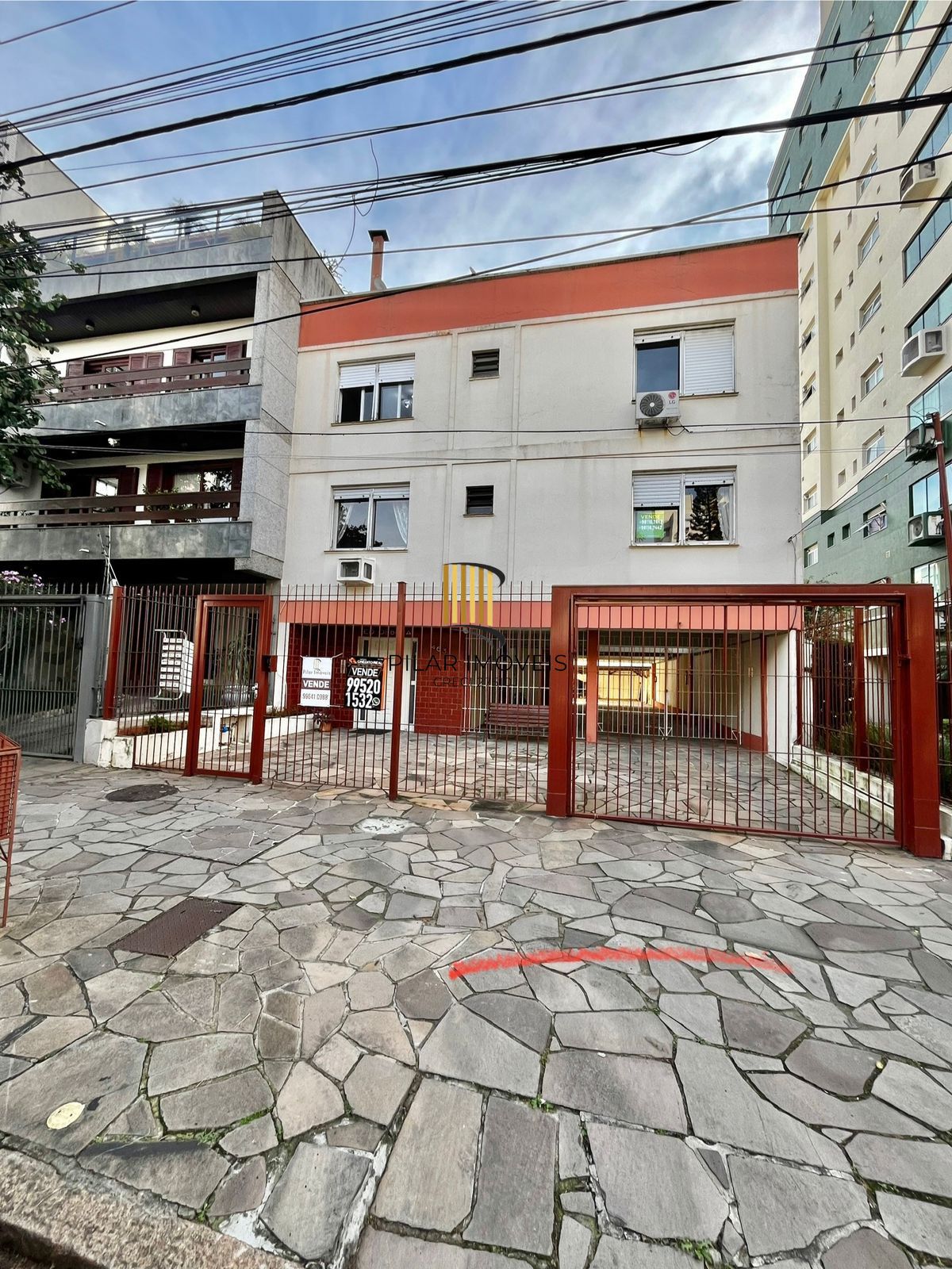Apto de 01 dorm, sala, banho, cozinha/área, 01 vaga escriturada, Bairro São João