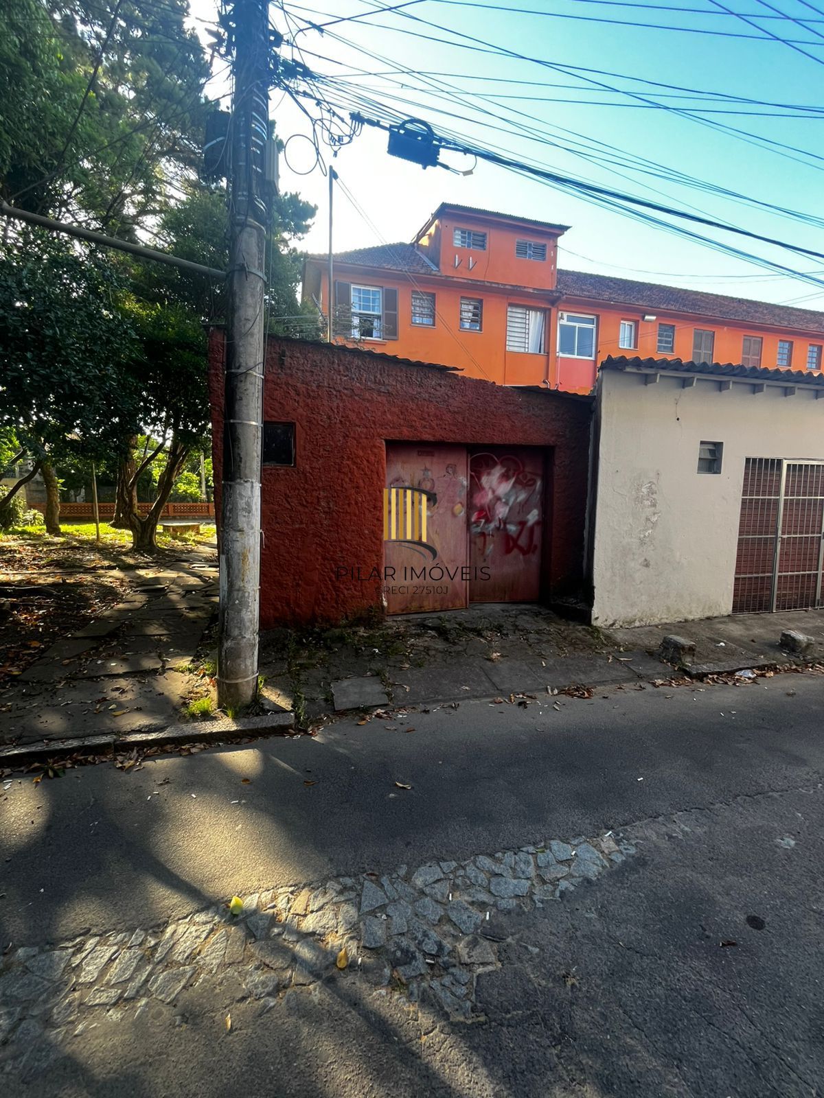 Apto de 02 dorm, sala, banho, cozinha, reformado, desocupado e vaga coberta.