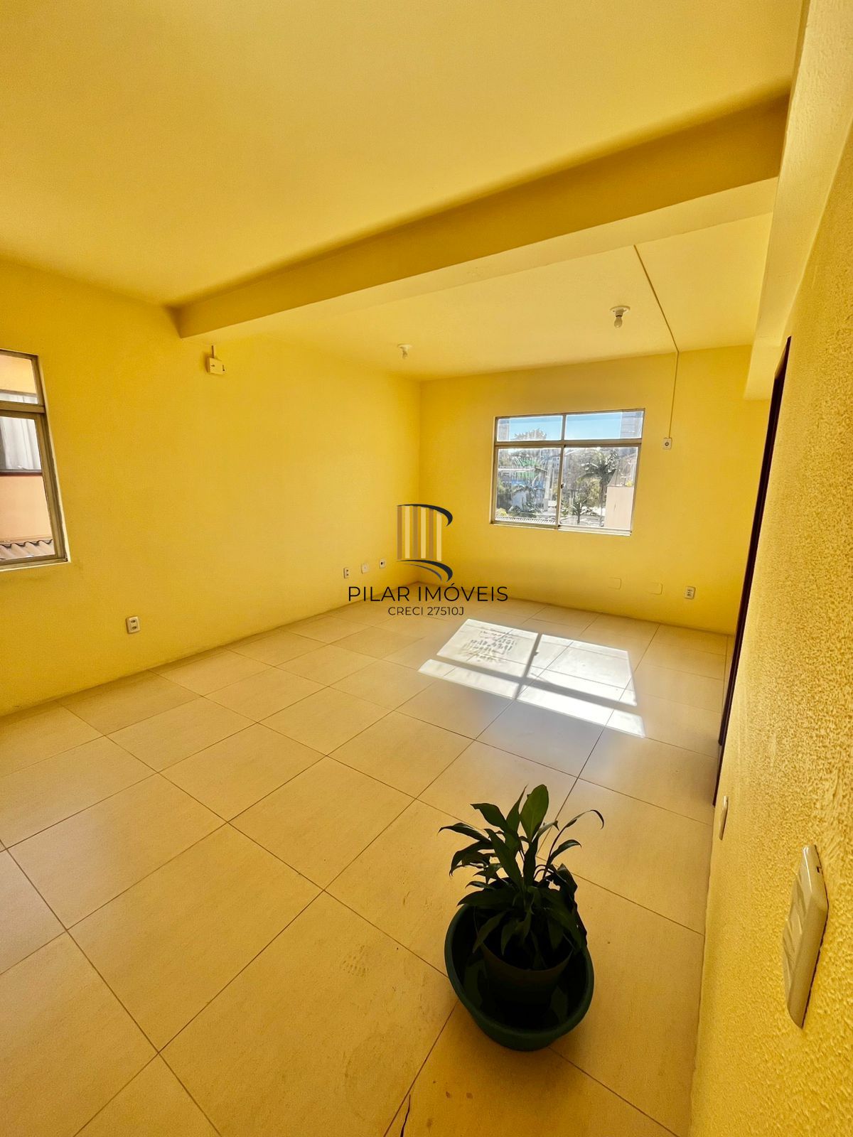 Sala comercial, Av Assis Brasil, 34 m², prédio com elevador, sala com banheiro