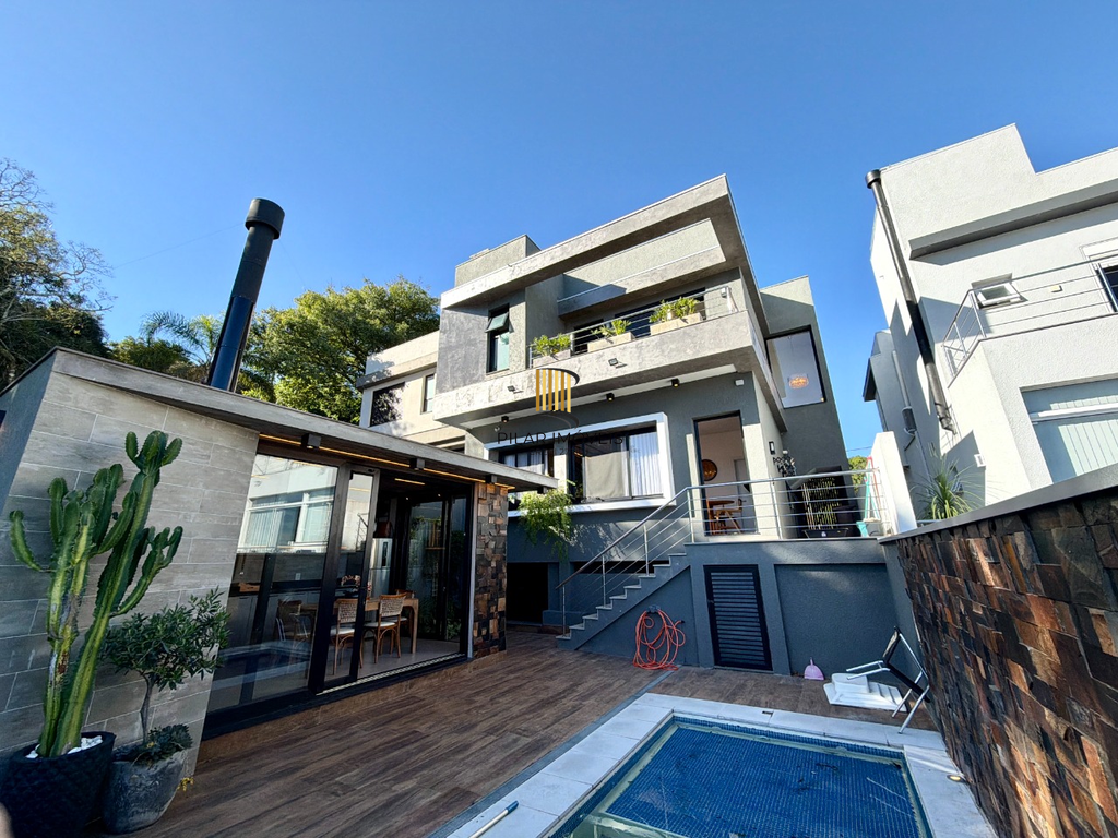 Casa 3 dormitórios no bairro Hípica