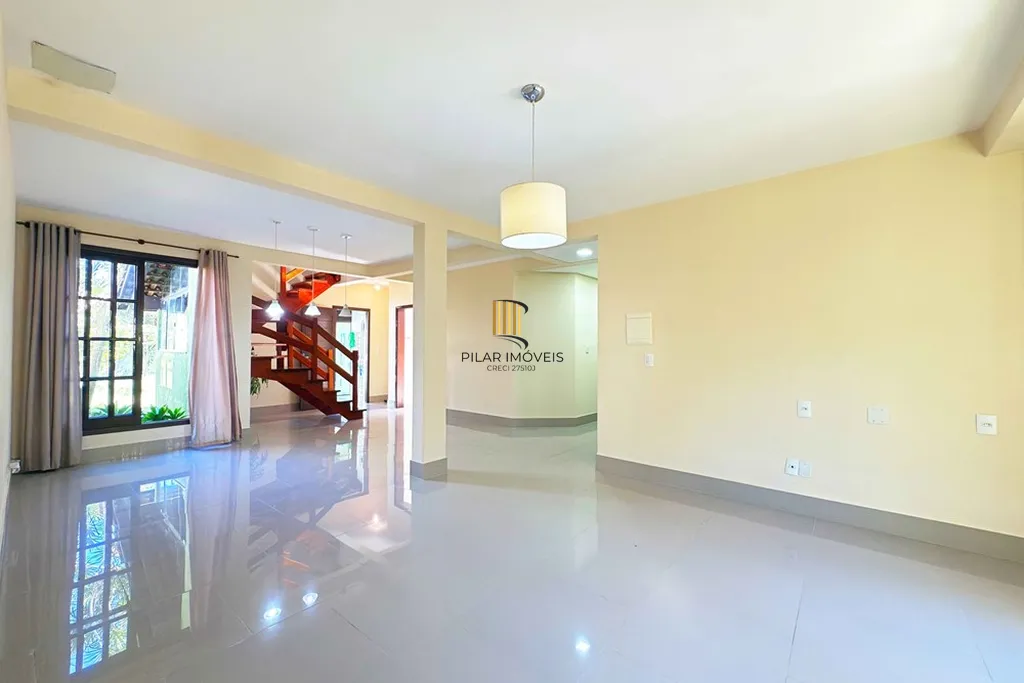 Casa 4 dormitórios no bairro Guarujá