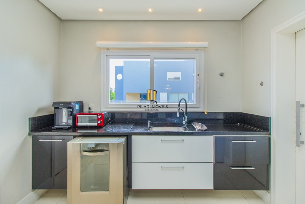 Casa 4 dormitórios no bairro Igara