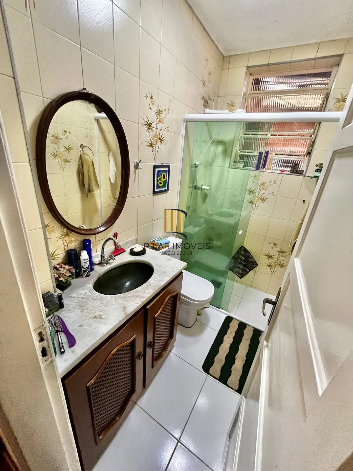 Apto térreo de 03 dorm, sala, banho, cozinha, reformado, com vaga de garagem.