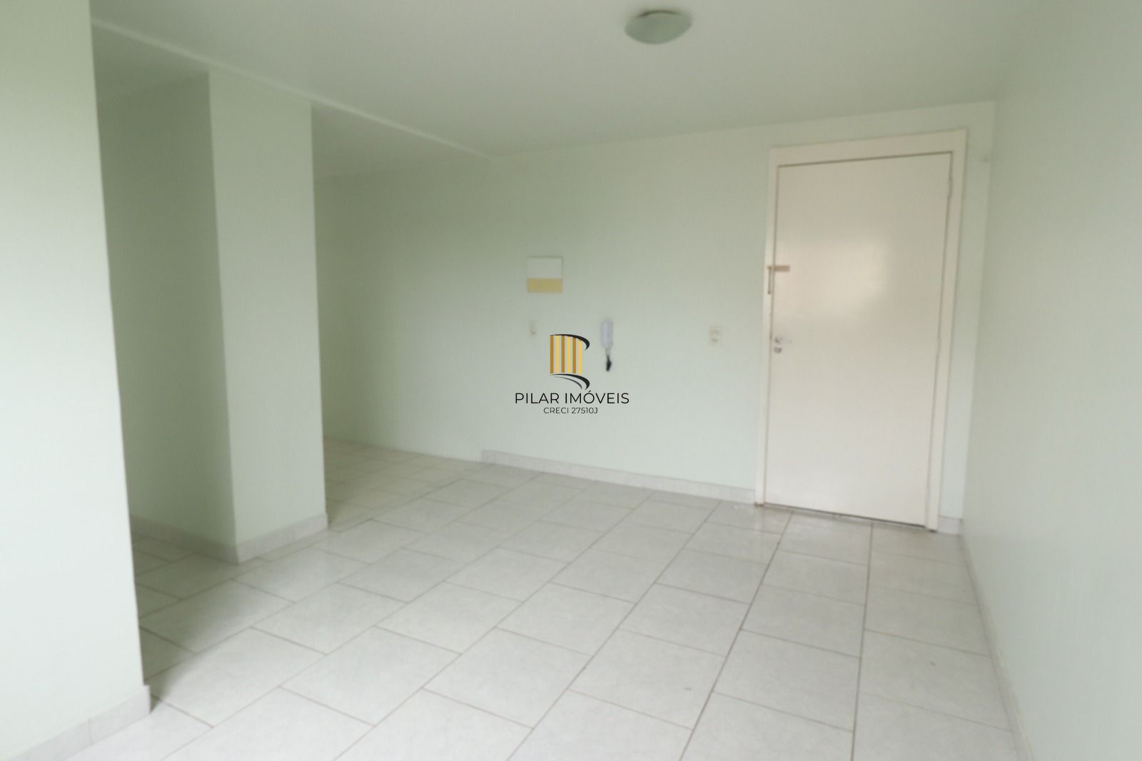 Vende ótimo apto de 02 dormitórios, 01 vaga, sol da manhã, Bairro Sarandi