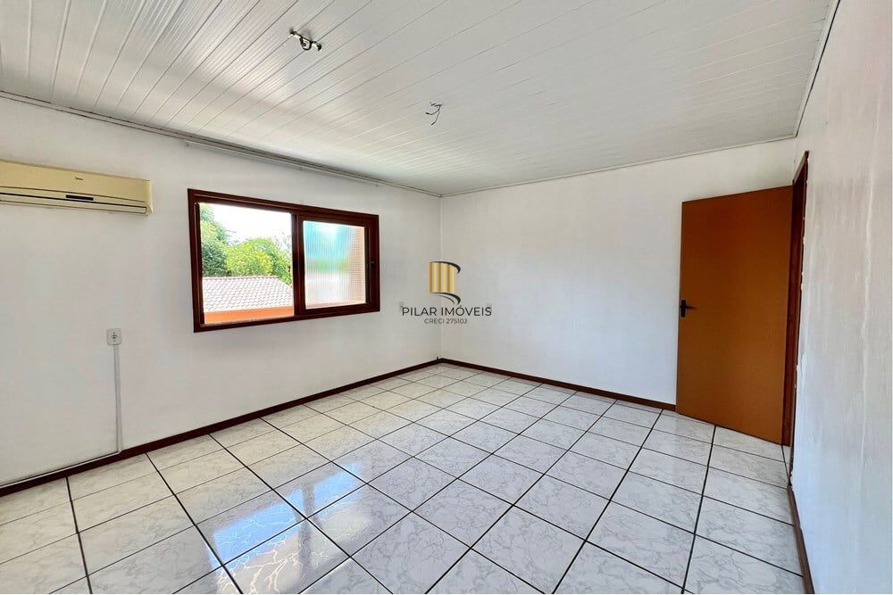 Casa 5 dormitórios no bairro Igara