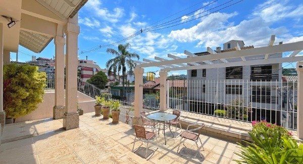MAGNÍFICA CASA EM LOCALIZAÇÃO PRIVILEGIADA - TRANQUILIDADE E CONFORTO