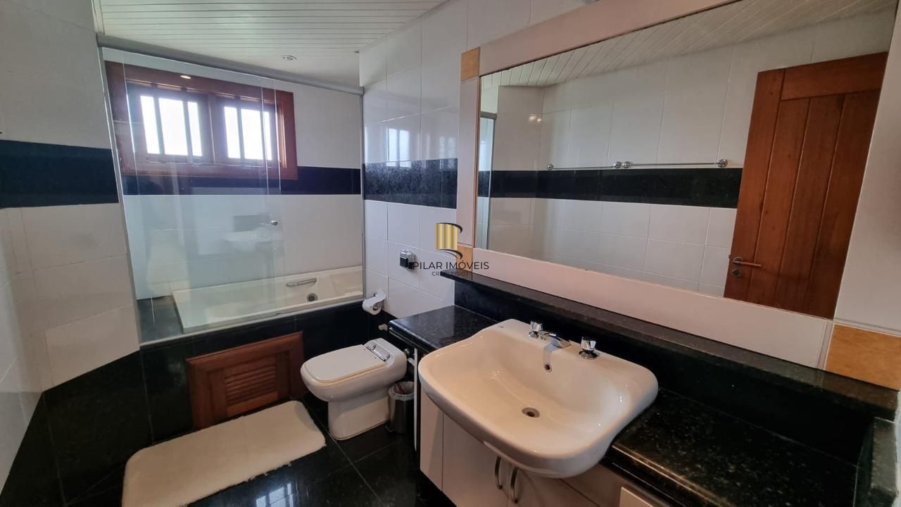 Casa em XANGRI-LÁ com 5 dorm. 3 suítes, piscina aquecida e 471 m², 400 m. mar.