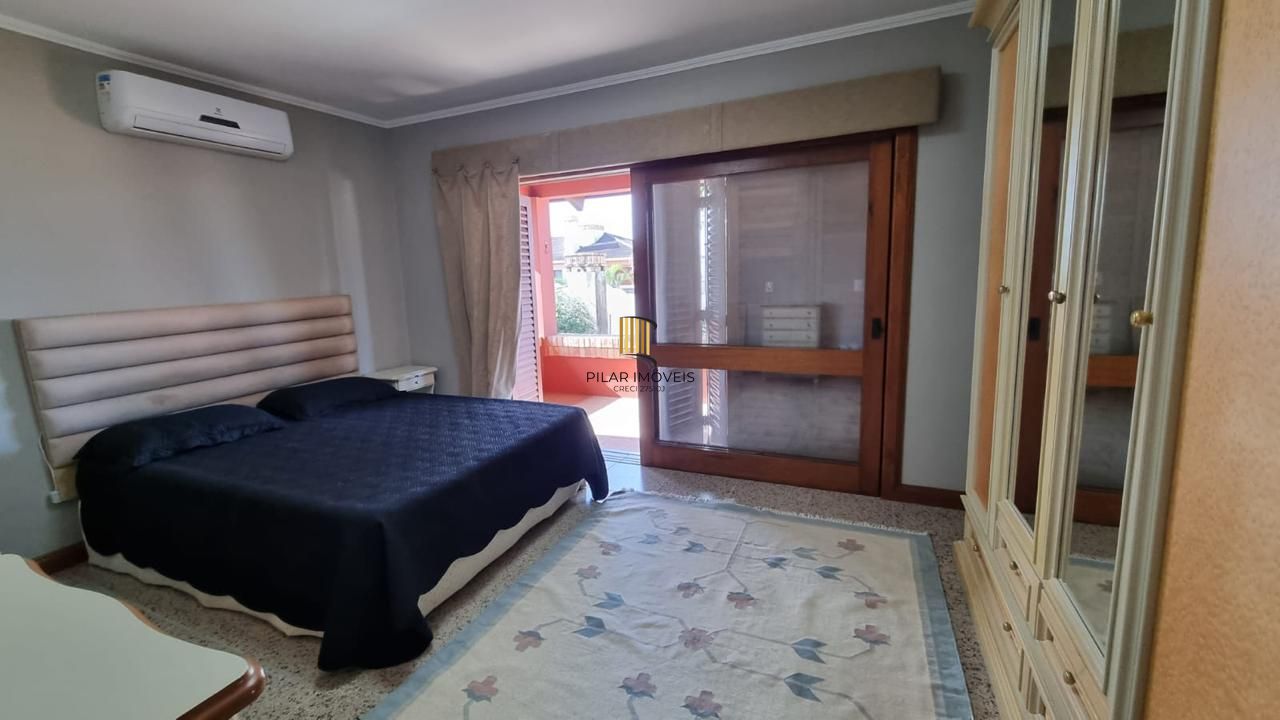 Casa em XANGRI-LÁ com 5 dorm. 3 suítes, piscina aquecida e 471 m², 400 m. mar.