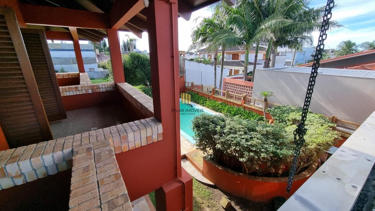 Casa em XANGRI-LÁ com 5 dorm. 3 suítes, piscina aquecida e 471 m², 400 m. mar.