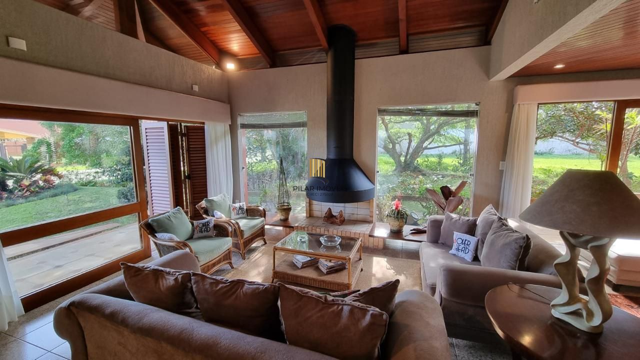 Casa em XANGRI-LÁ com 5 dorm. 3 suítes, piscina aquecida e 471 m², 400 m. mar.