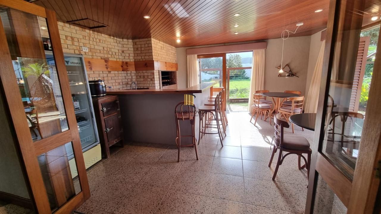 Casa em XANGRI-LÁ com 5 dorm. 3 suítes, piscina aquecida e 471 m², 400 m. mar.