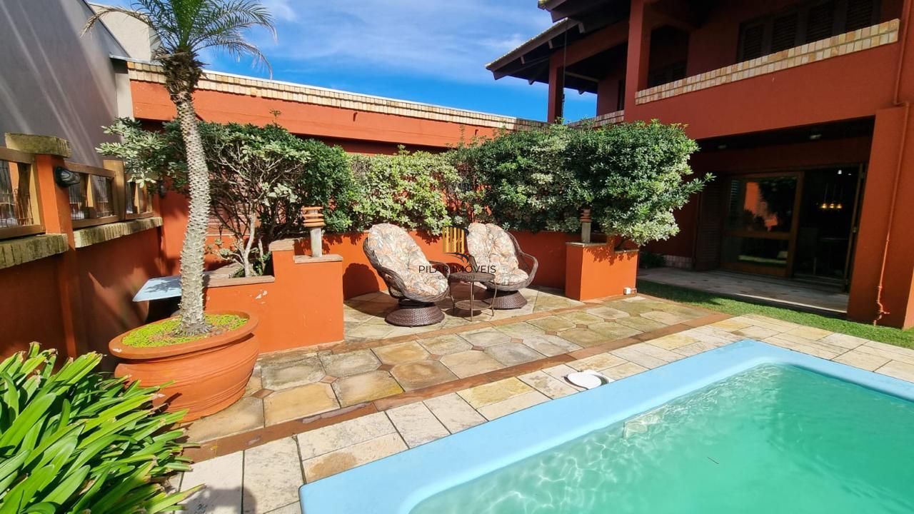 Casa em XANGRI-LÁ com 5 dorm. 3 suítes, piscina aquecida e 471 m², 400 m. mar.