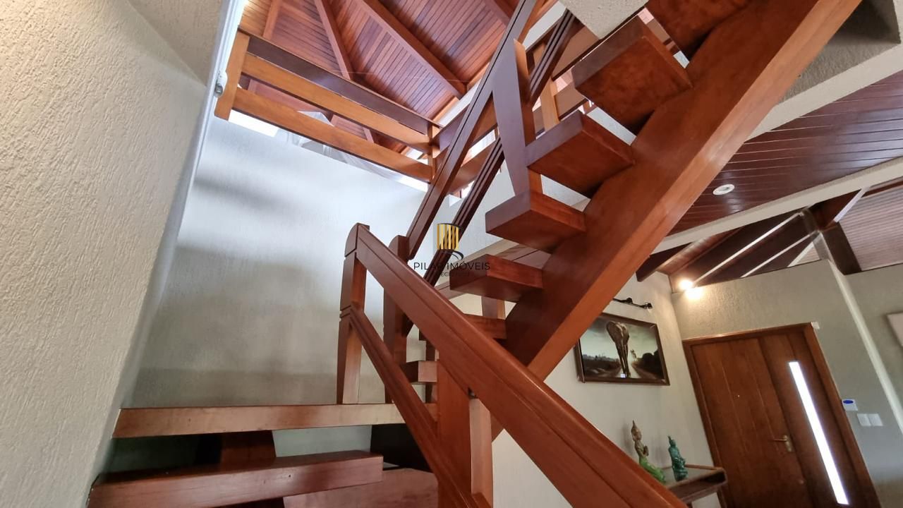 Casa em XANGRI-LÁ com 5 dorm. 3 suítes, piscina aquecida e 471 m², 400 m. mar.