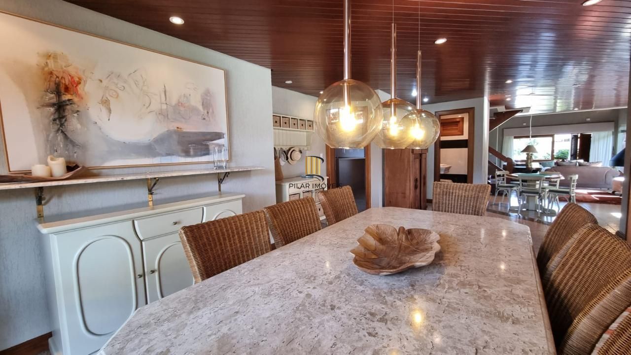 Casa em XANGRI-LÁ com 5 dorm. 3 suítes, piscina aquecida e 471 m², 400 m. mar.