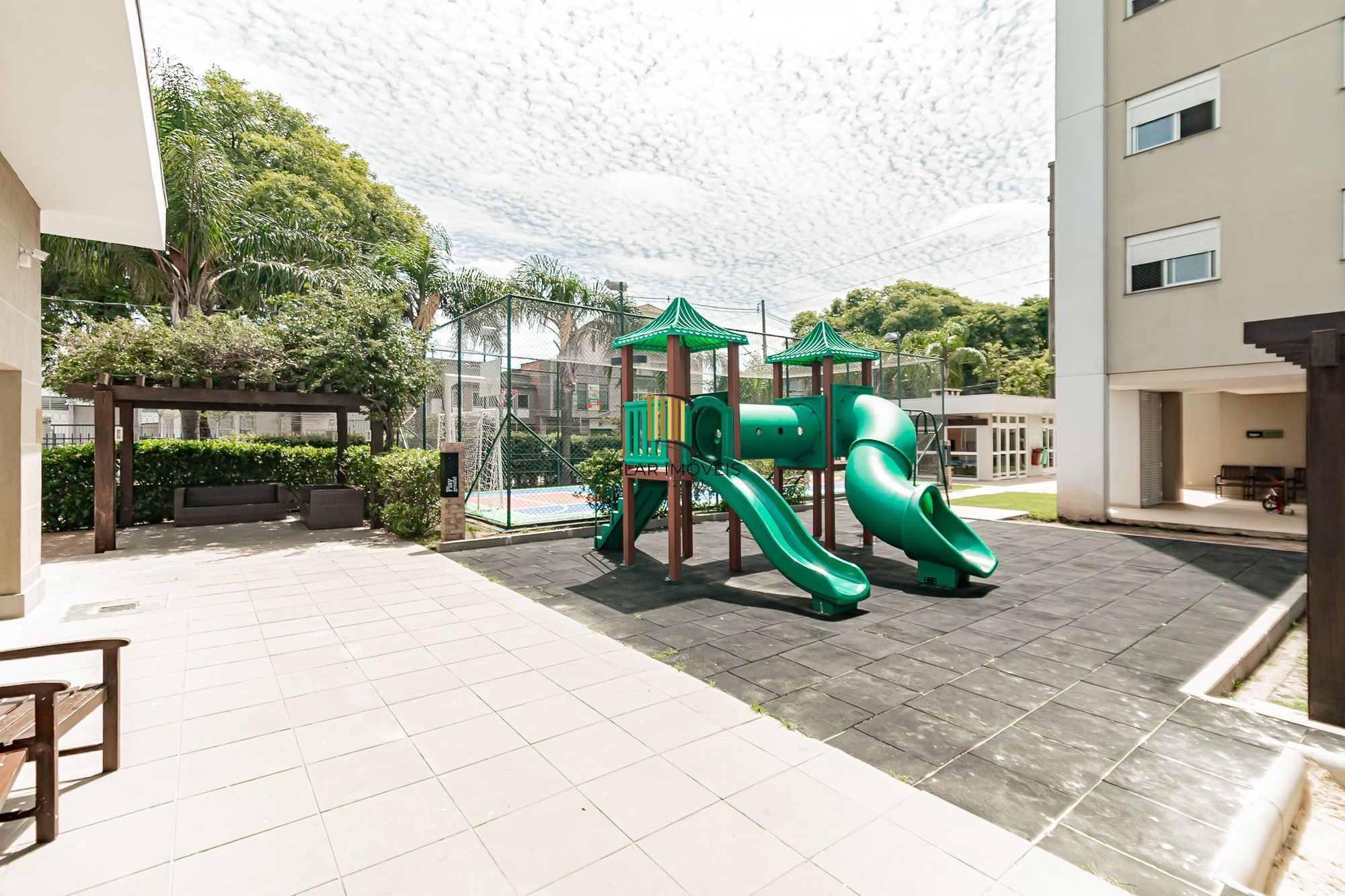 Apartamento 3 dormitórios, 2 banheiros, 1 vaga coberta e piscinas B. São Geraldo