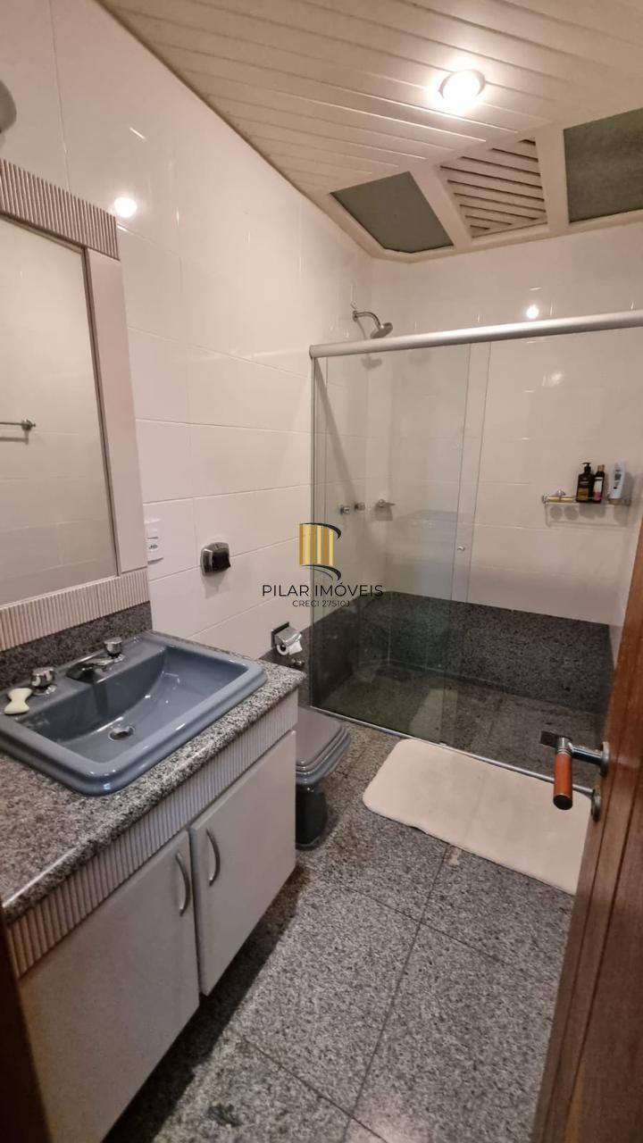 Casa em XANGRI-LÁ com 5 dorm. 3 suítes, piscina aquecida e 471 m², 400 m. mar.