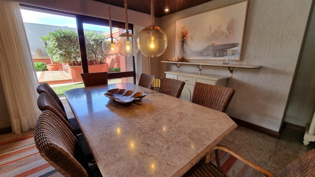 Casa em XANGRI-LÁ com 5 dorm. 3 suítes, piscina aquecida e 471 m², 400 m. mar.