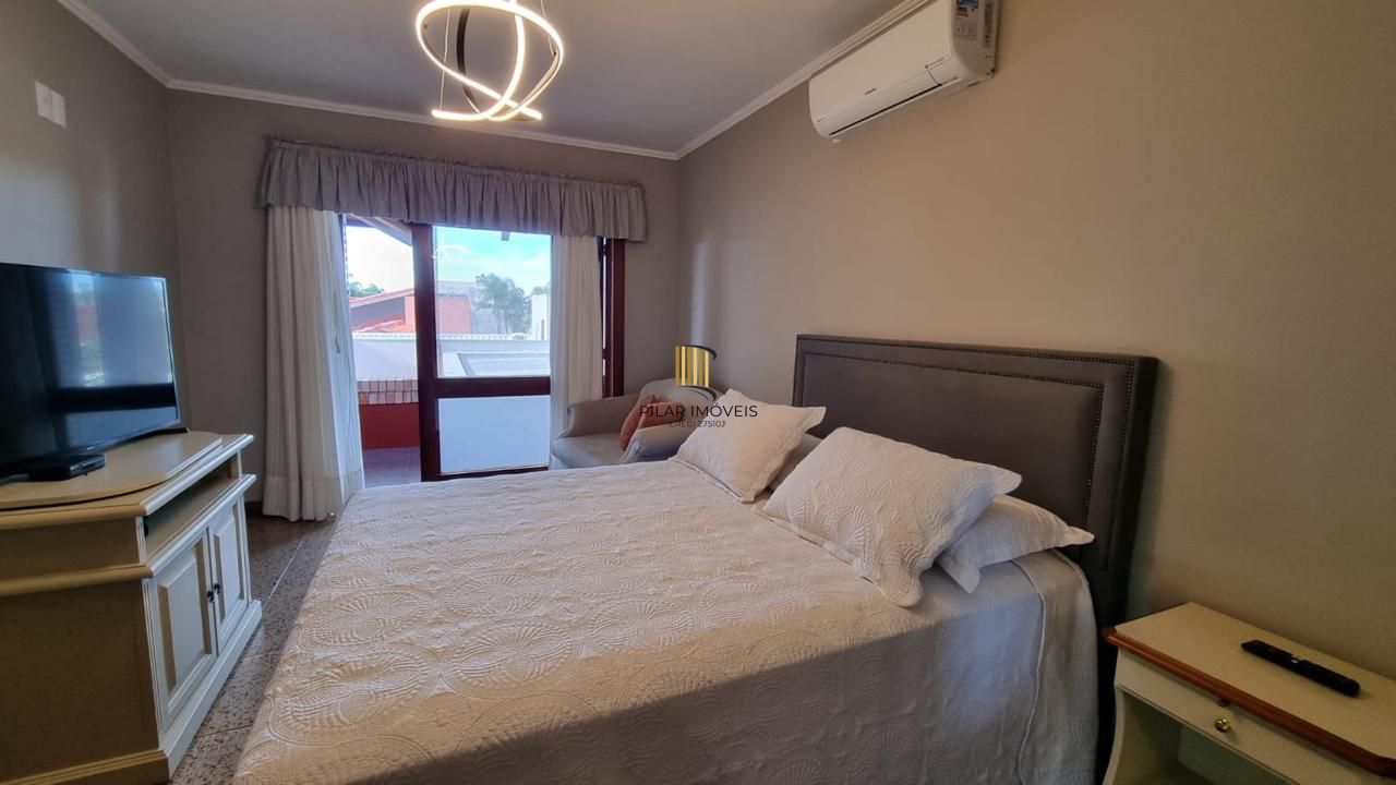 Casa em XANGRI-LÁ com 5 dorm. 3 suítes, piscina aquecida e 471 m², 400 m. mar.