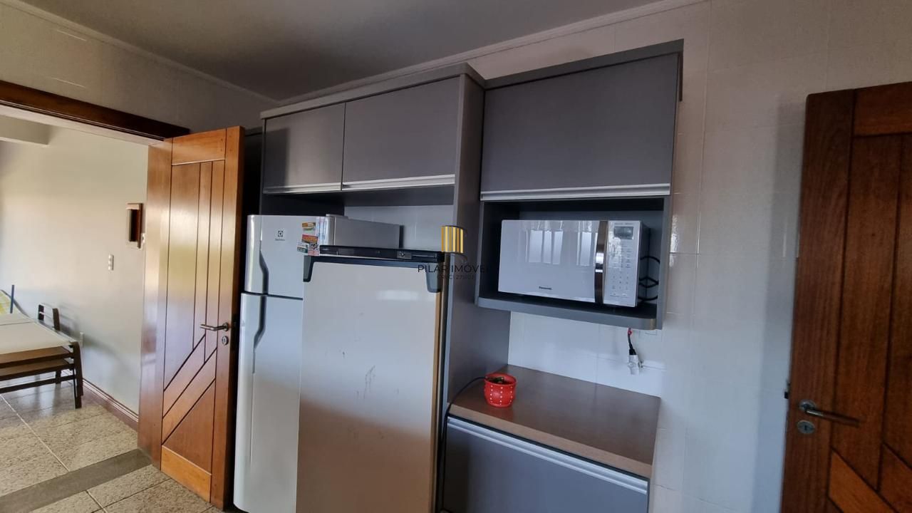 Casa em XANGRI-LÁ com 5 dorm. 3 suítes, piscina aquecida e 471 m², 400 m. mar.